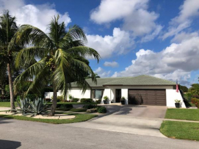 Bright and Cheerful 4 bedroom Home with pool
